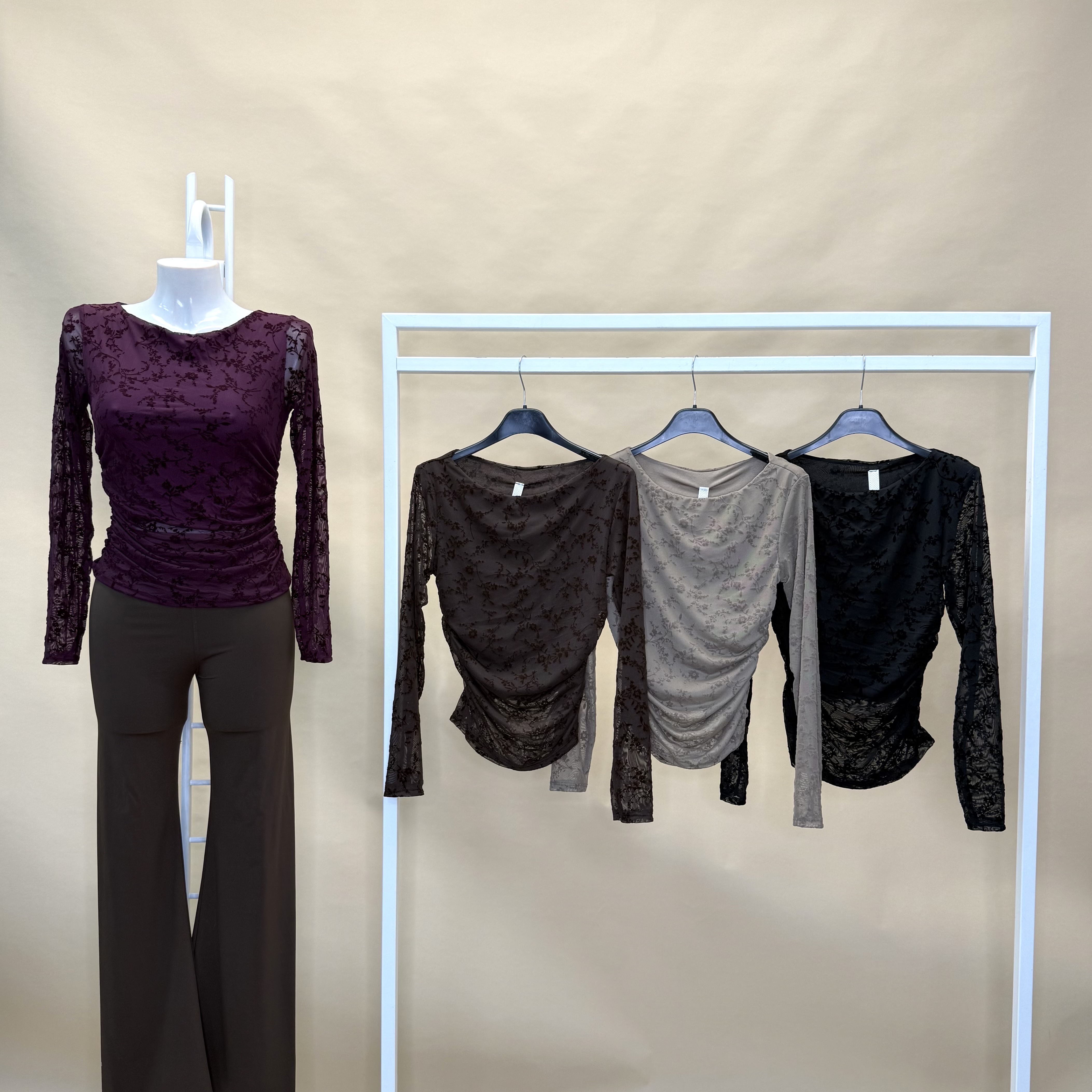 Přiléhavé tričko s mini kvítky