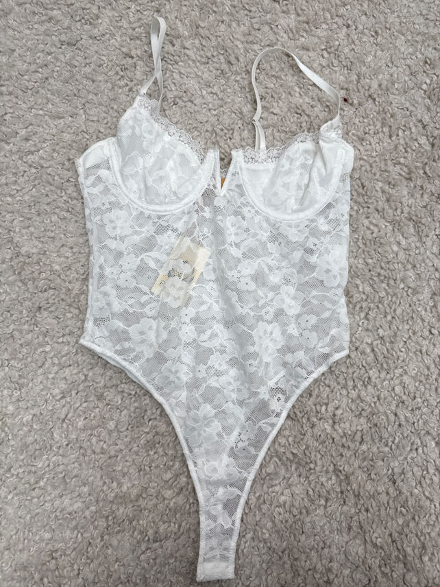 Krajkové body s hlubokým výstřihem
