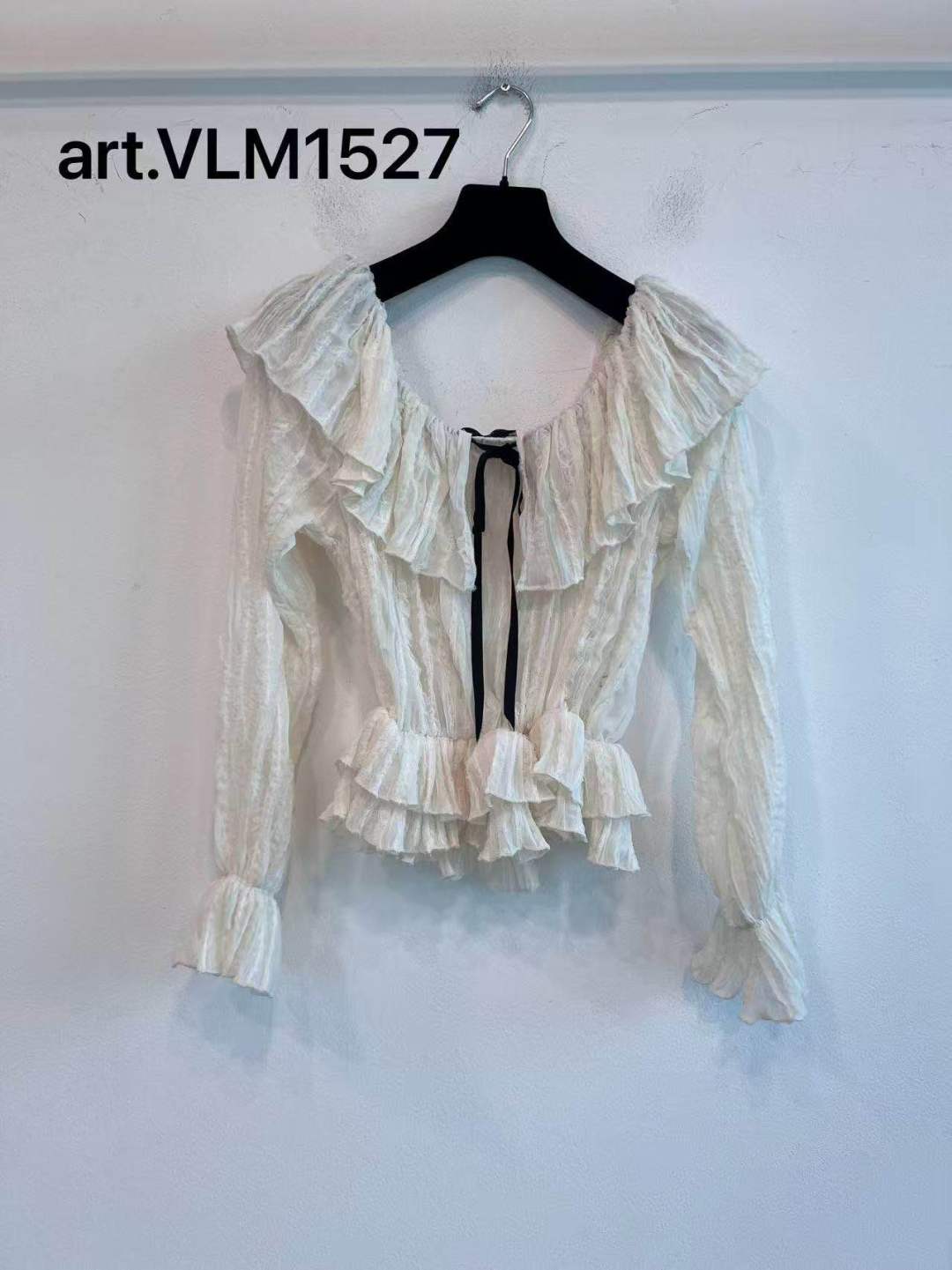 Halenka s odhalenými rameny a peplum