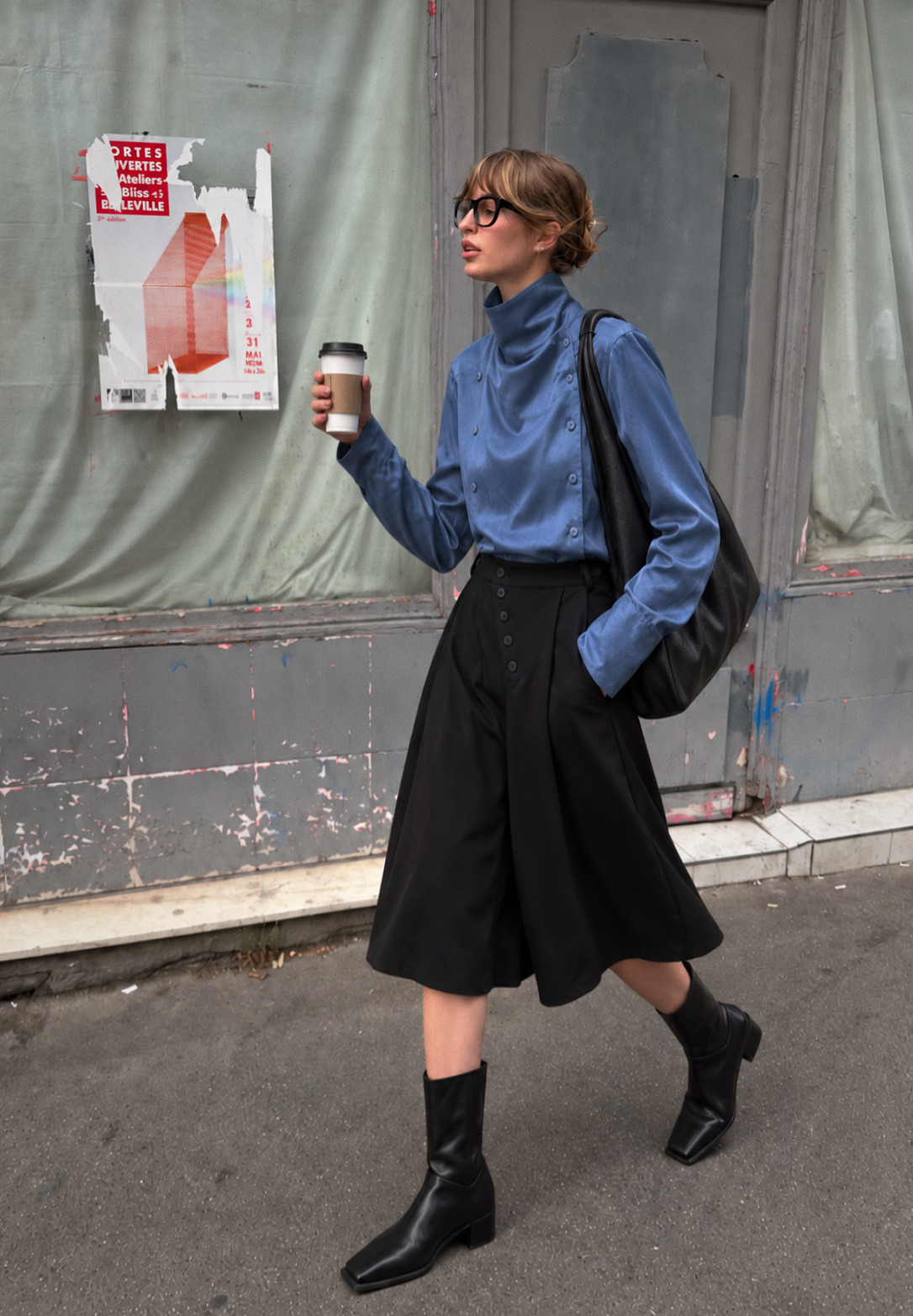 Halenka s vysokým límcem a pásky v pase