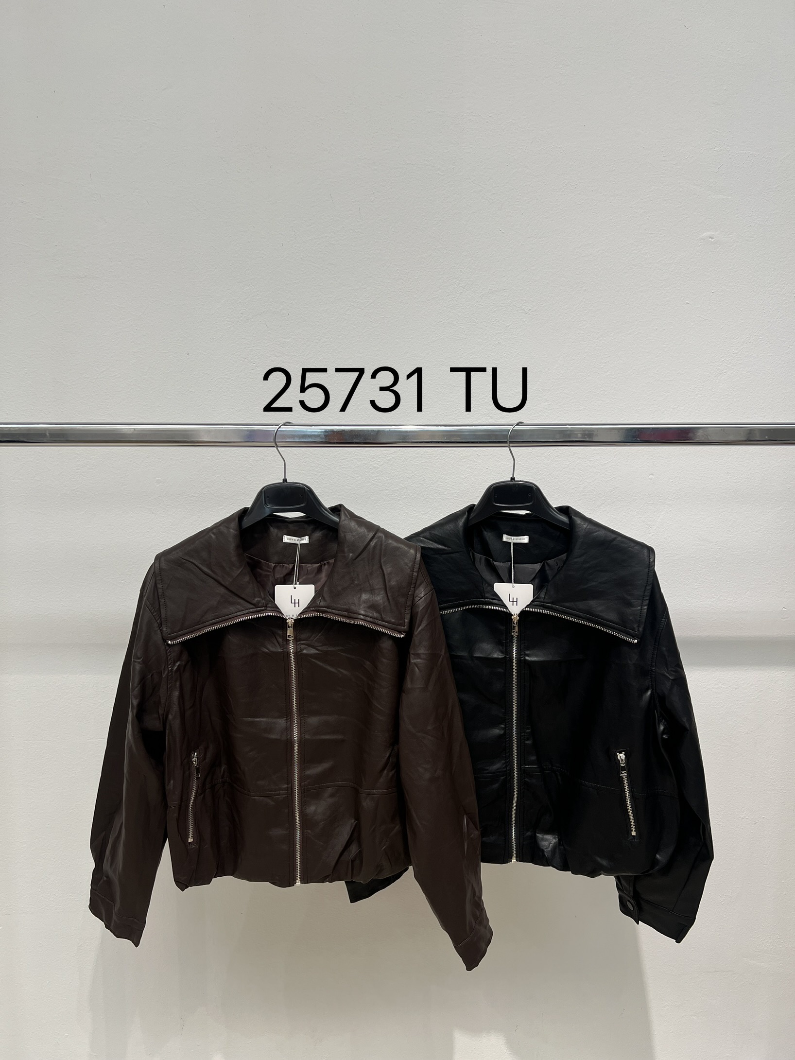 Bunda z eko-kůže s límcem