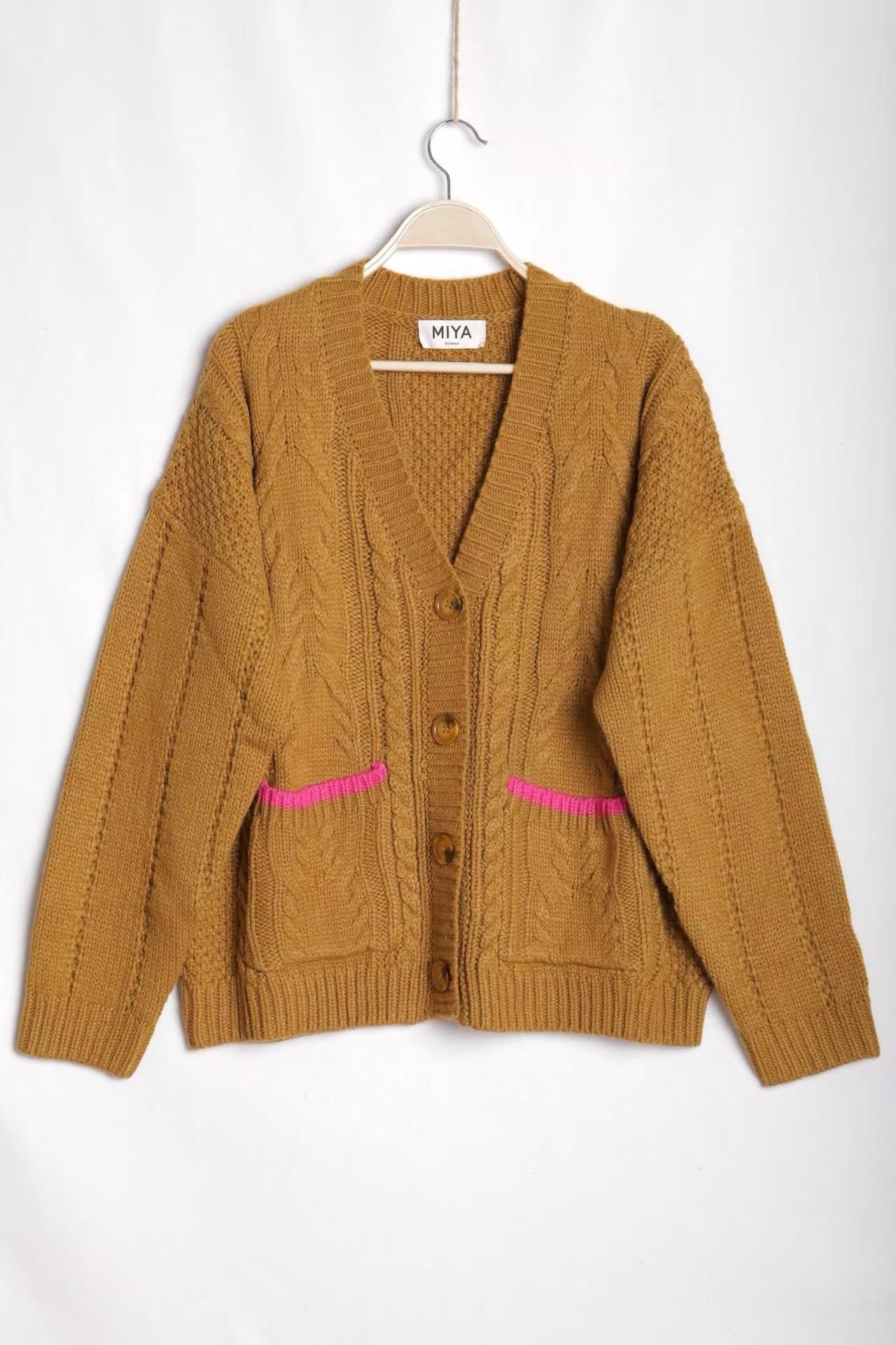 Kardigan s copánkovým vzorem