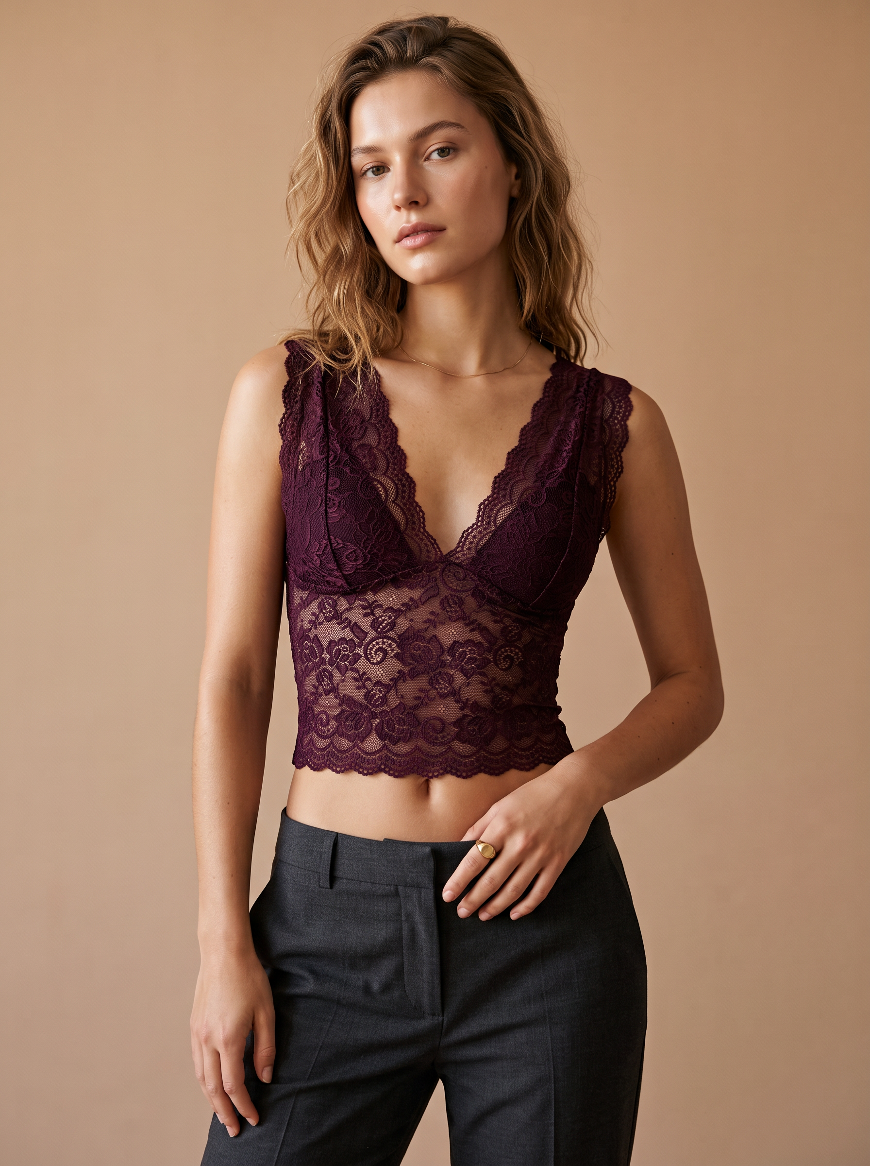 Krajkový crop top s výstřihem do V